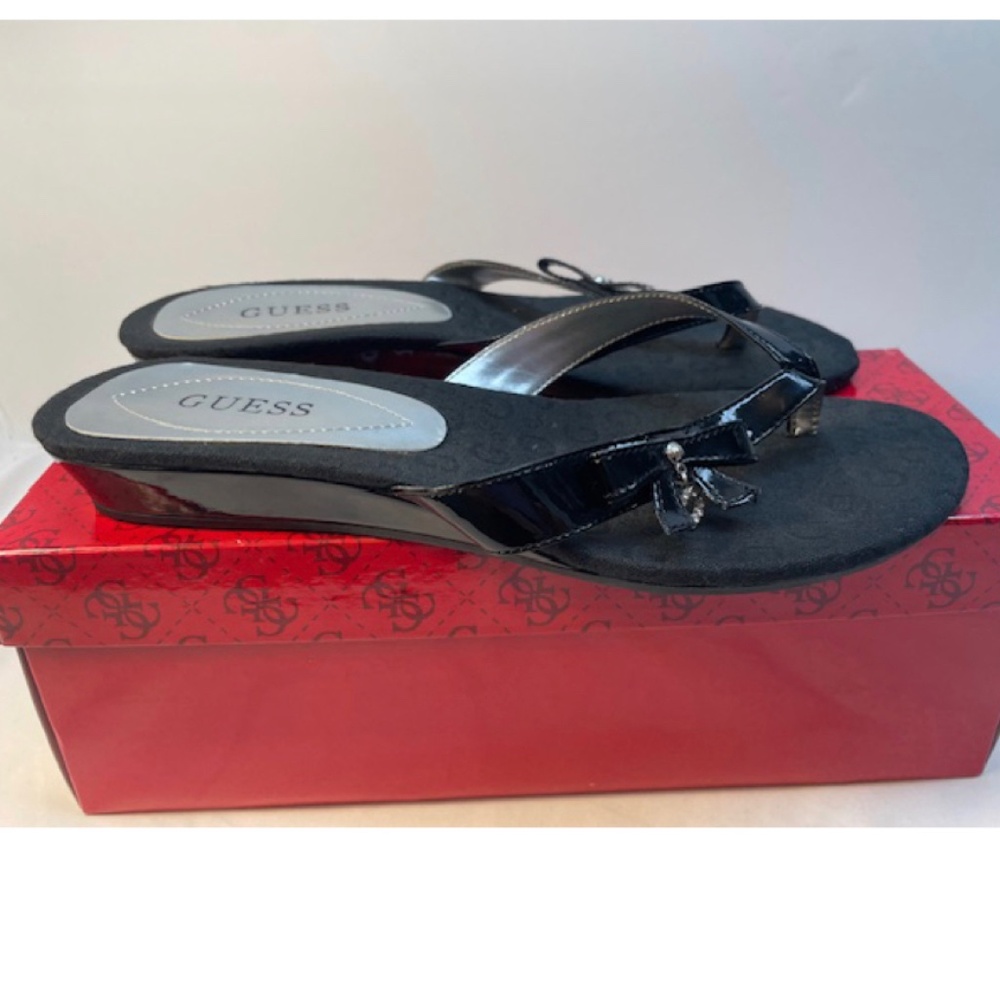 Guess “WGlangford” black patent flip flop sandal, 7.5 M